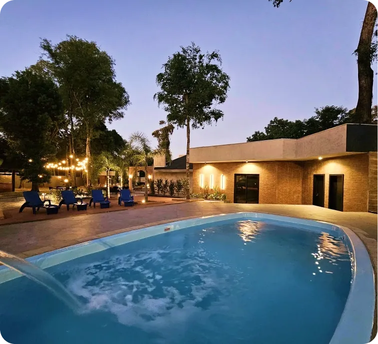 Piscina do Alcázar iluminada ao entardecer